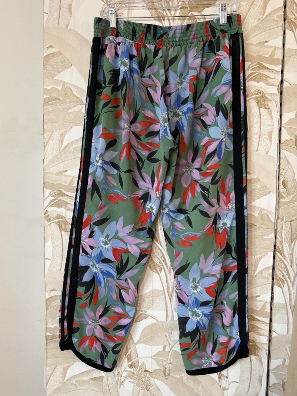 GUESS Floral Wide Leg Pants | Tropical Print Pull-On Trousers | Resort Vacation - Picture 5 of 5